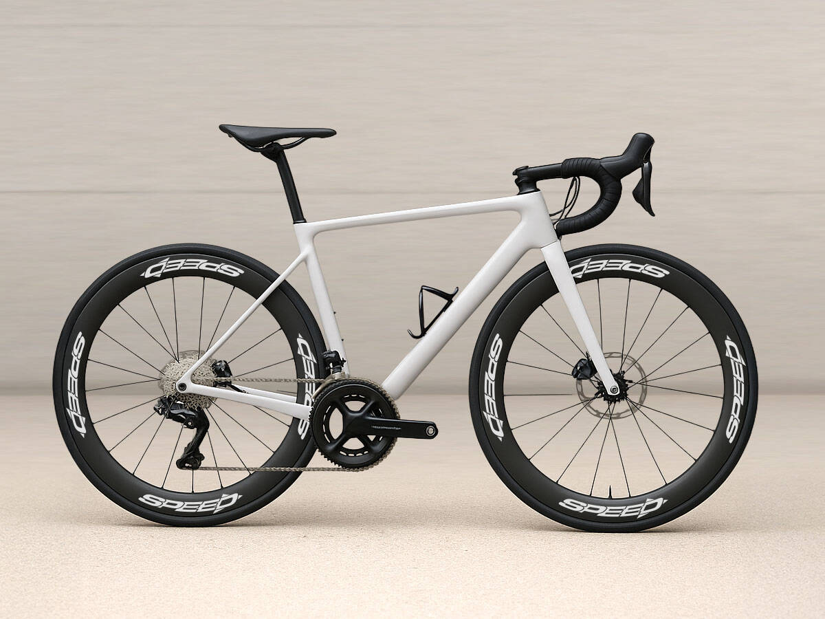 Weißes Rennrad mit hohen Carbon-Laufrädern, auf denen Felgenaufkleber mit der Aufschrift „SPEED“ angebracht sind, vor hellem Hintergrund.