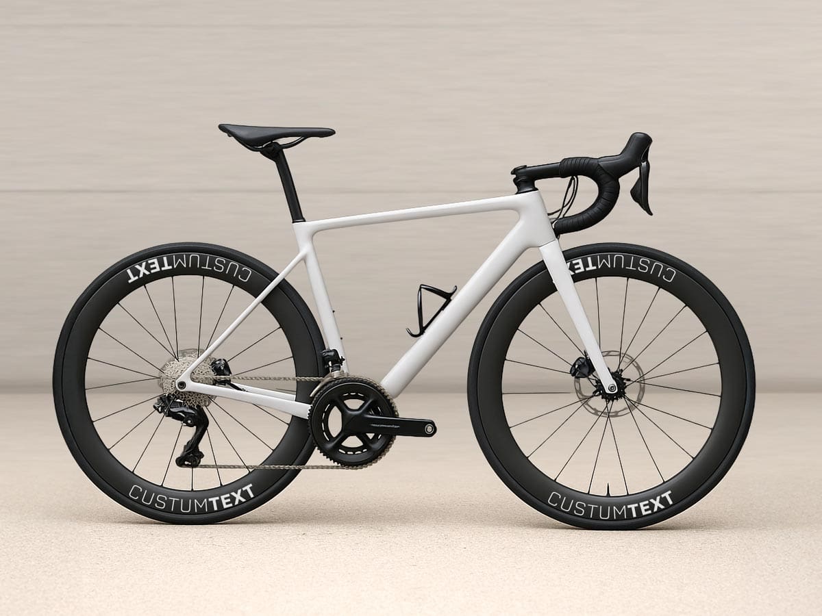 Weißes Rennrad mit hohen Carbon-Laufrädern, auf denen Felgenaufkleber mit der Aufschrift „CUSTOM TEXT“ angebracht sind, vor hellem Hintergrund.